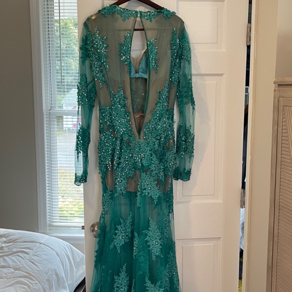 Absolutely stunning green/blue, sequin gown. - Picture 5 of 7
